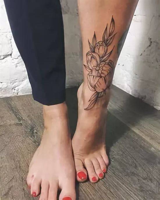 Татуировка цветок на ноге: красота и символика