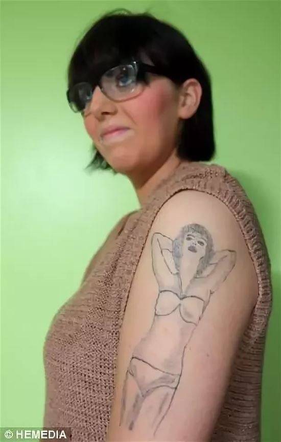 Соло татуированной девушки в очках 
