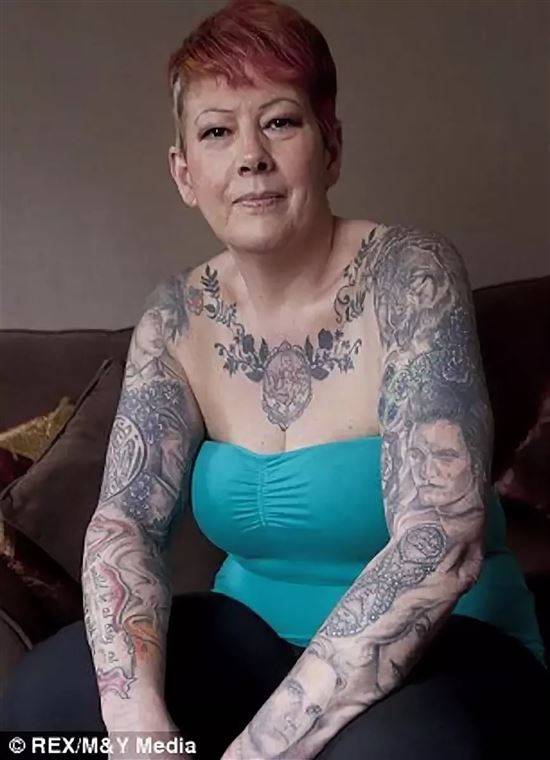 Джейн хвастается татуировками на голеньком теле
