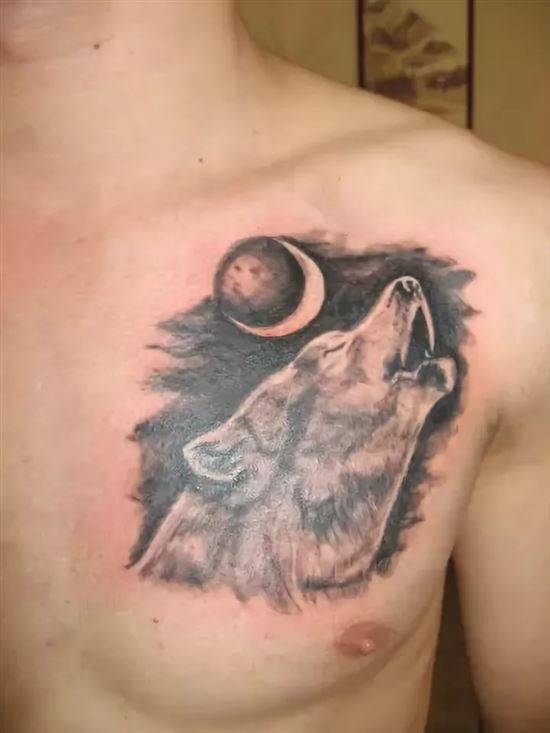Тату волк воет на луну на груди