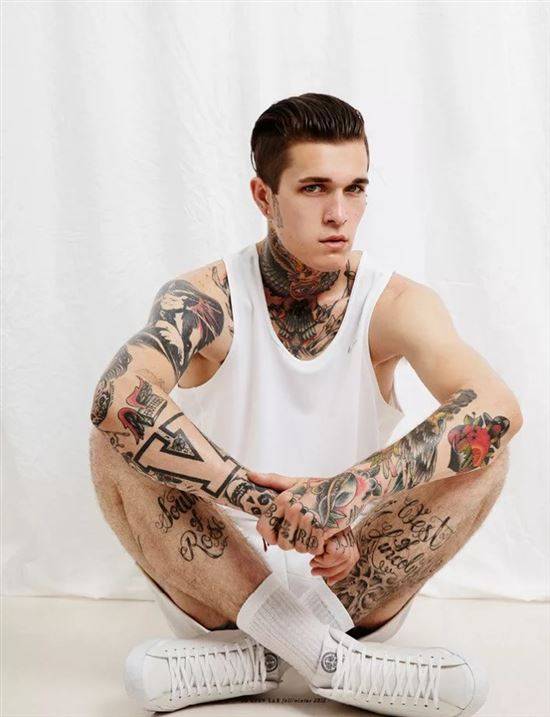 Красивые парни с татуировками
