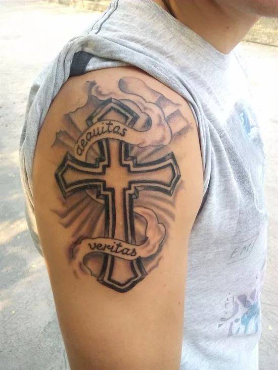 Татуировки крестов на плече