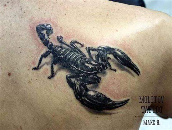Татуировка Скорпион на лопатке для мужчин