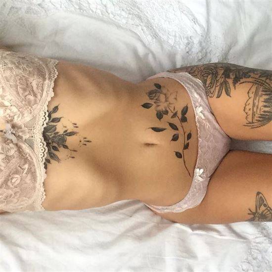 Tattoo intimzone frau